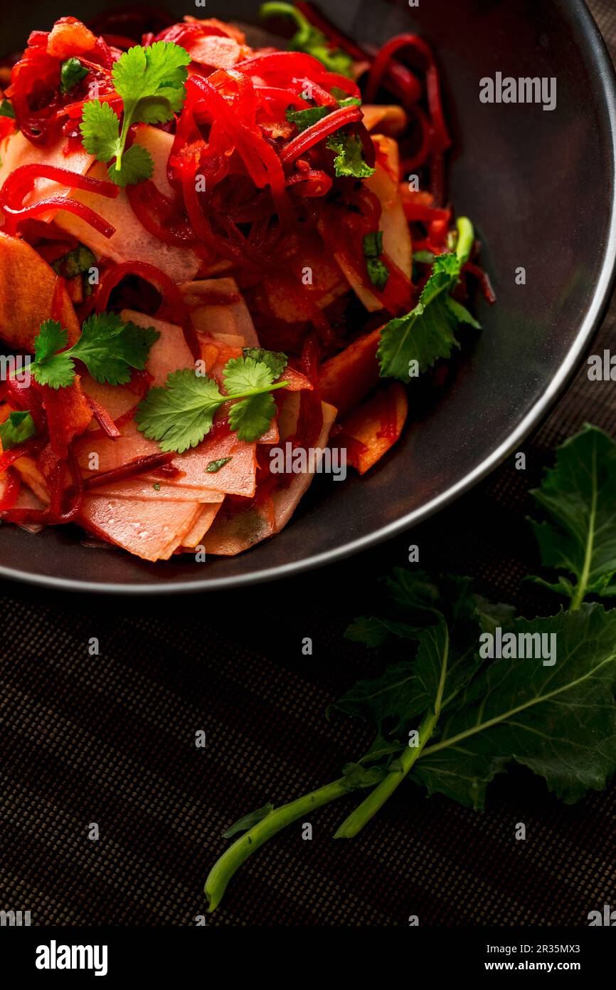 Un'insalata di mele, barbabietole, kohlrabi e coriandolo Foto Stock