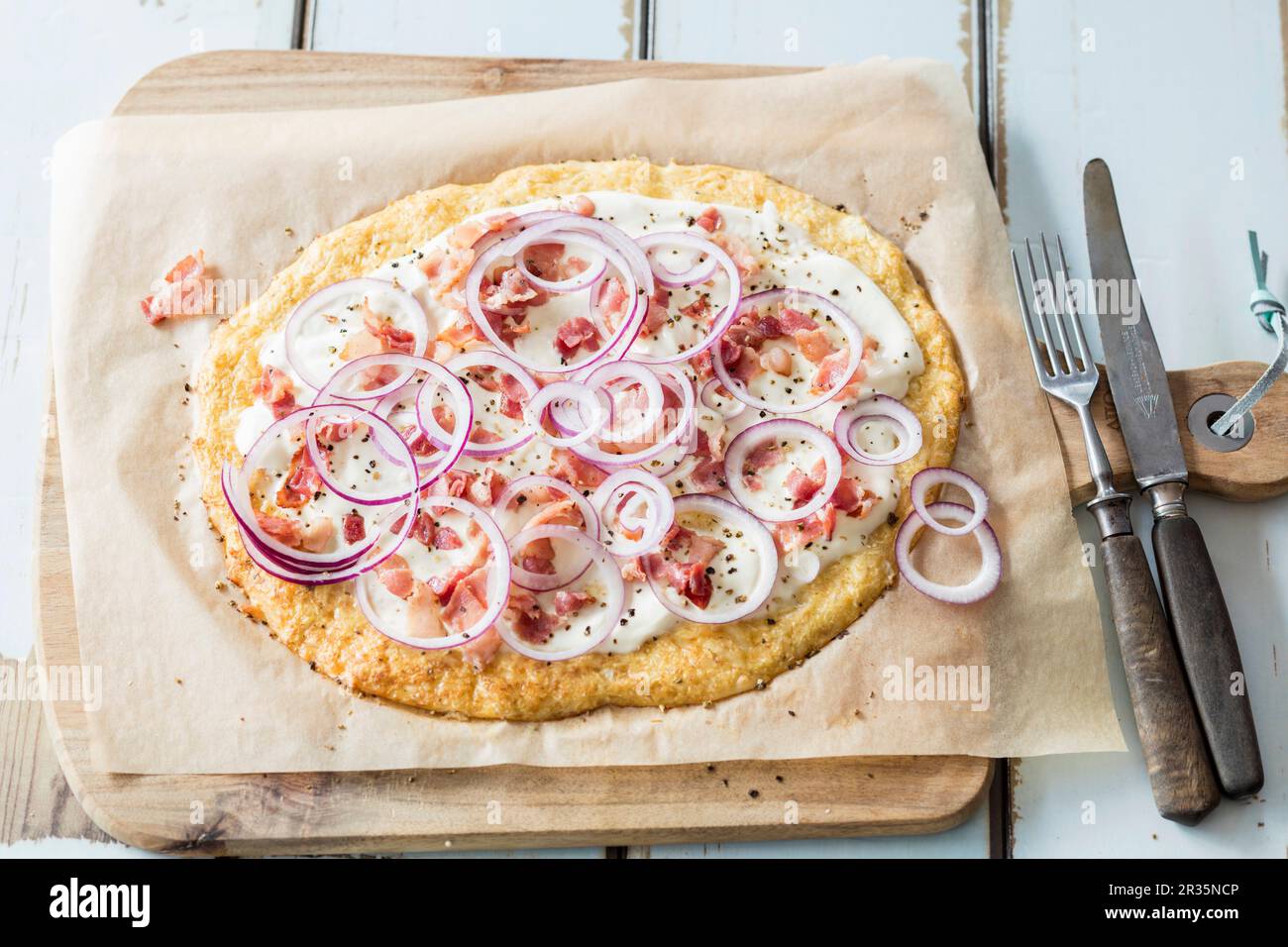 Tarte flambée con una base di cavolfiore (low carb) Foto Stock