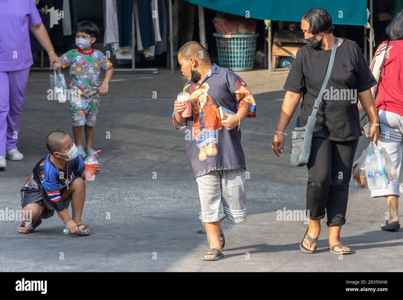 SAMUT PRAKAN, THAILANDIA, Apr 07 2023, la donna va con i ragazzi del mercato Foto Stock