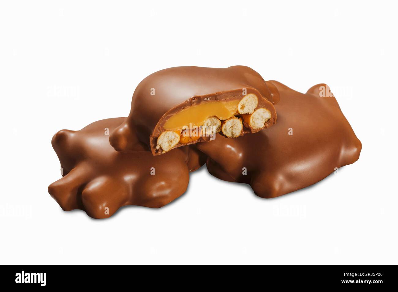 Dolciumi dolci e salati al cioccolato fatti con bastoncini di pretzel e caramello Foto Stock