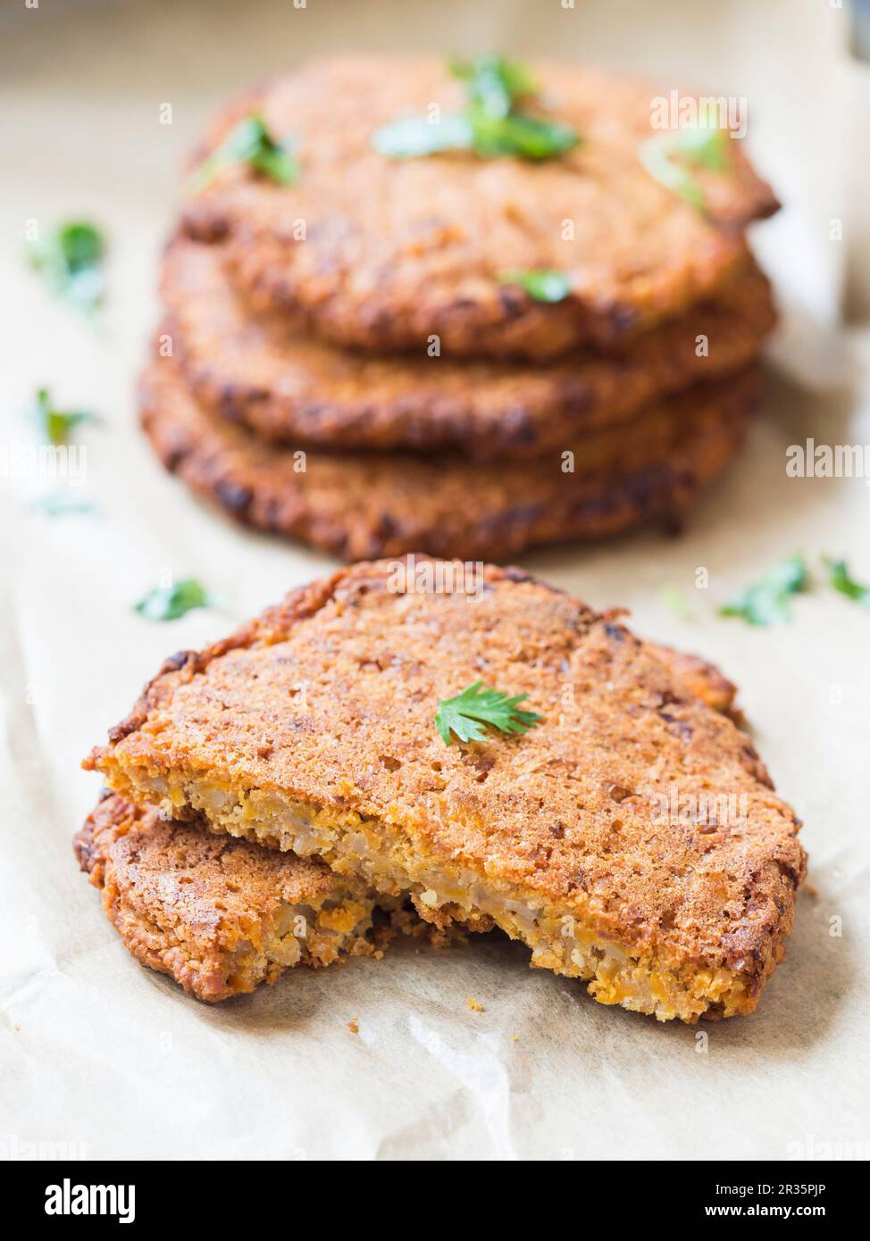 Frittelle di carote vegane, tagliate a fette Foto Stock
