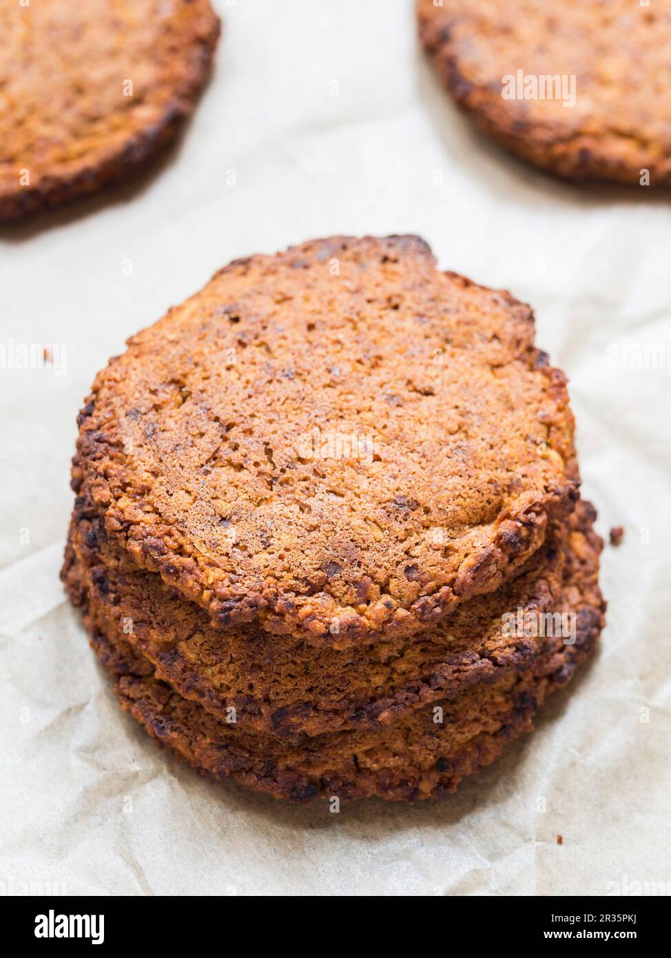 Una pila di torte di carote vegane Foto Stock