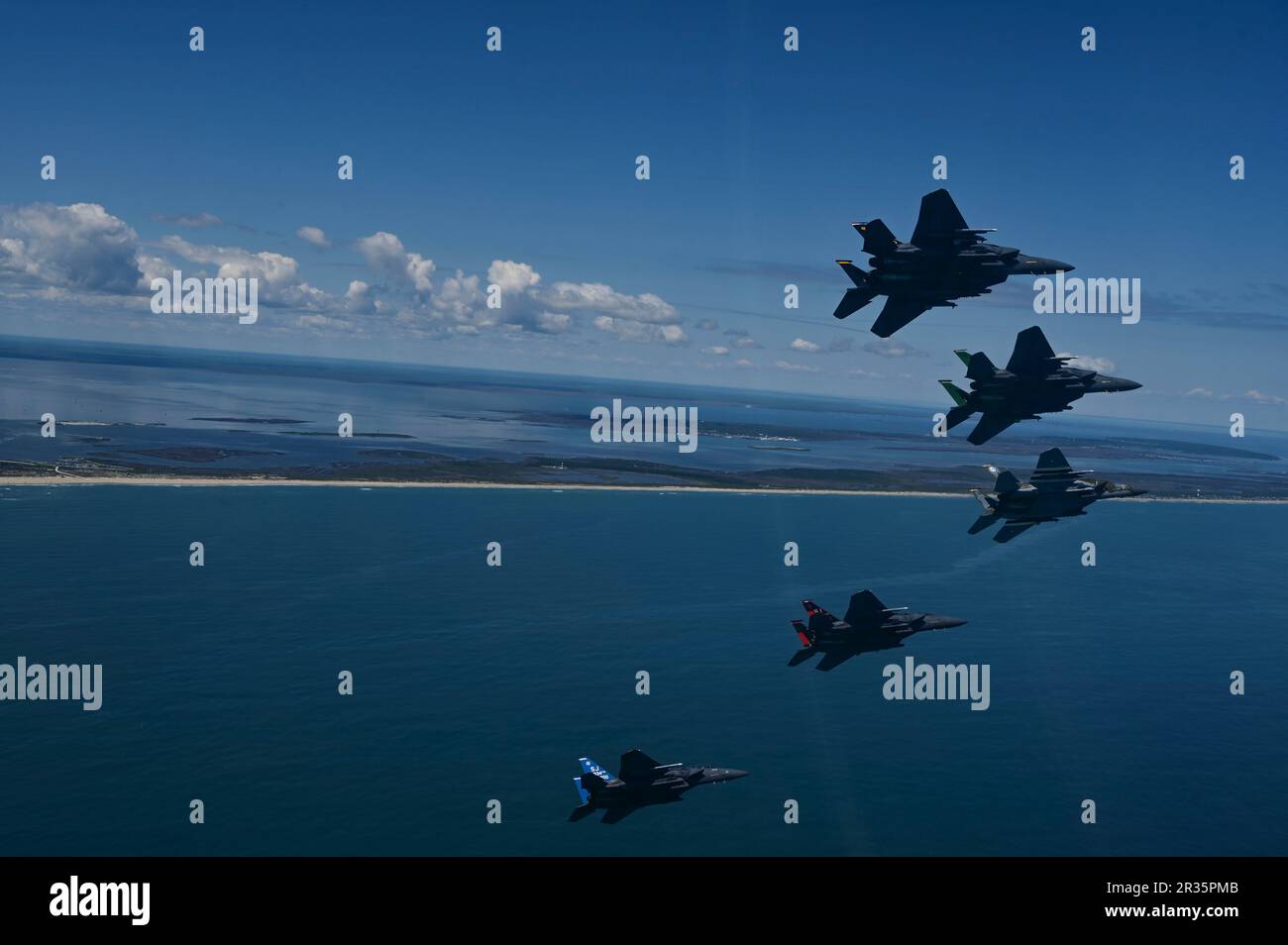Cinque flagship F-15E Strike Eagle assegnate alla 4th Fighter Wing volare in formazione durante un volo sul patrimonio sul North Carolina 5 maggio 2023. I 4th FW e i 333rd, 334th, 335th e 336th Fighter Squadrons' dipingono le loro bandiere F-15E Strike Eagle per commemorare il patrimonio dell'ala e celebrare gli uomini e le donne che hanno spianato la strada all'ala. La storia è iniziata con gli squadroni dell'Aquila della Royal Air Force, sviluppati sotto leader come il col. Don Blakeslee ha illustrato sulla nave ammiraglia dell'ala, che si è distinto come il primo di molti che ha aiutato la transizione dell'ala attraverso numerosi titoli prima di b Foto Stock