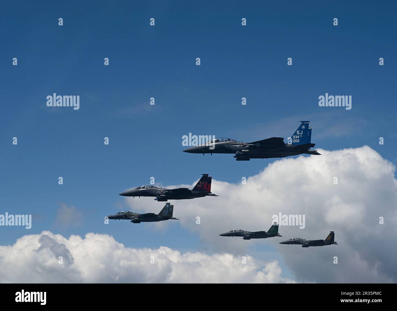 Cinque flagship F-15E Strike Eagle assegnate alla 4th Fighter Wing volare in formazione durante un volo sul patrimonio sul North Carolina 5 maggio 2023. I 4th FW e i 333rd, 334th, 335th e 336th Fighter Squadrons' dipingono le loro bandiere F-15E Strike Eagle per commemorare il patrimonio dell'ala e celebrare gli uomini e le donne che hanno spianato la strada all'ala. La storia è iniziata con gli squadroni dell'Aquila della Royal Air Force, sviluppati sotto leader come il col. Don Blakeslee ha illustrato sulla nave ammiraglia dell'ala, che si è distinto come il primo di molti che ha aiutato la transizione dell'ala attraverso numerosi titoli prima di b Foto Stock