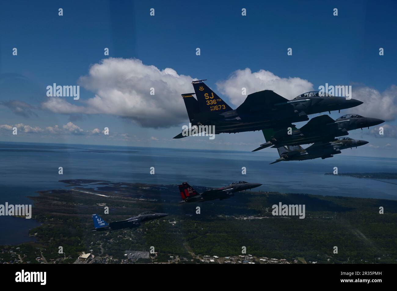 Cinque flagship F-15E Strike Eagle assegnate alla 4th Fighter Wing volare in formazione durante un volo sul patrimonio sul North Carolina 5 maggio 2023. I 4th FW e i 333rd, 334th, 335th e 336th Fighter Squadrons' dipingono le loro bandiere F-15E Strike Eagle per commemorare il patrimonio dell'ala e celebrare gli uomini e le donne che hanno spianato la strada all'ala. La storia è iniziata con gli squadroni dell'Aquila della Royal Air Force, sviluppati sotto leader come il col. Don Blakeslee ha illustrato sulla nave ammiraglia dell'ala, che si è distinto come il primo di molti che ha aiutato la transizione dell'ala attraverso numerosi titoli prima di b Foto Stock