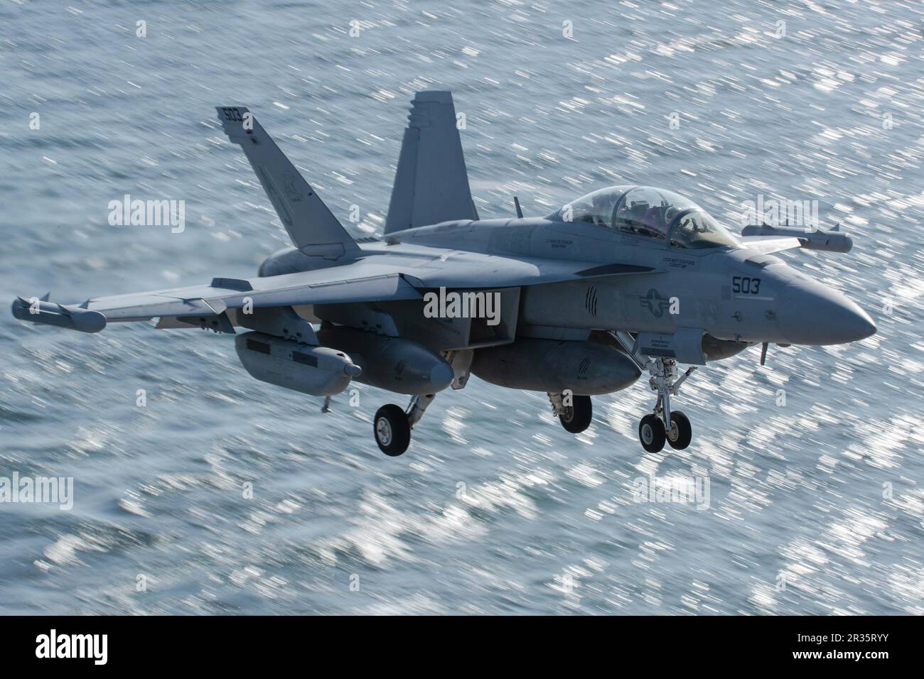 Un e/A-18G Growler, attaccato ai 'Gray Wolves' di Electronic Attack Squadron (VAQ) 142 si prepara ad atterrare sul ponte di volo della prima portaerei USS Gerald R. FordÕs (CVN 78), il 20 maggio 2023. Gerald R. Ford è il gruppo statunitense NavyÕs portaerei più recente e più avanzato, che rappresenta un salto generazionale negli Stati Uniti NavyÕs capacità di proiettare energia su scala globale. Il gruppo Gerald R. Ford Carrier Strike Group è in fase di implementazione pianificata negli Stati Uniti Naval Forces Europe area of Operations, impiegato dagli Stati Uniti Sesta flotta per difendere gli interessi degli Stati Uniti, degli alleati e dei partner. (STATI UNITI Foto Navy di Mass C Foto Stock