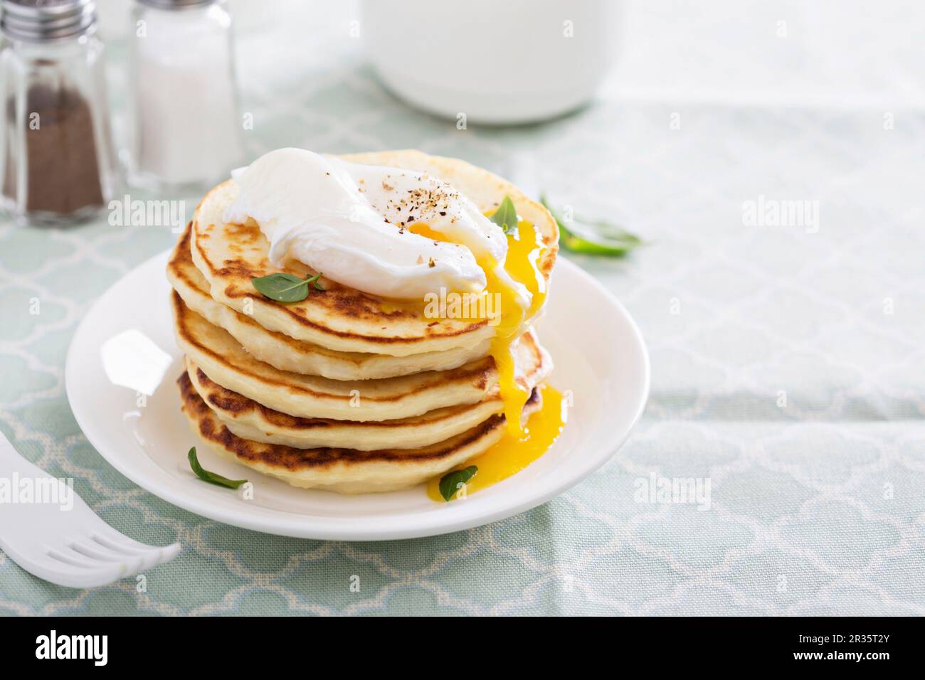 Frittelle di patate saporite con un uovo in camicia Foto Stock