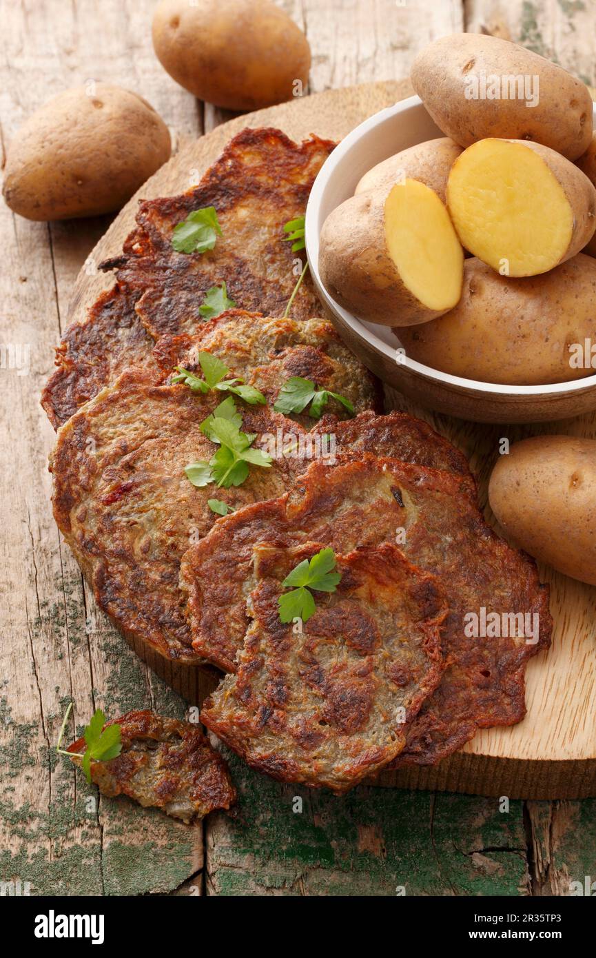 Torte di patate e patate fresche Foto Stock