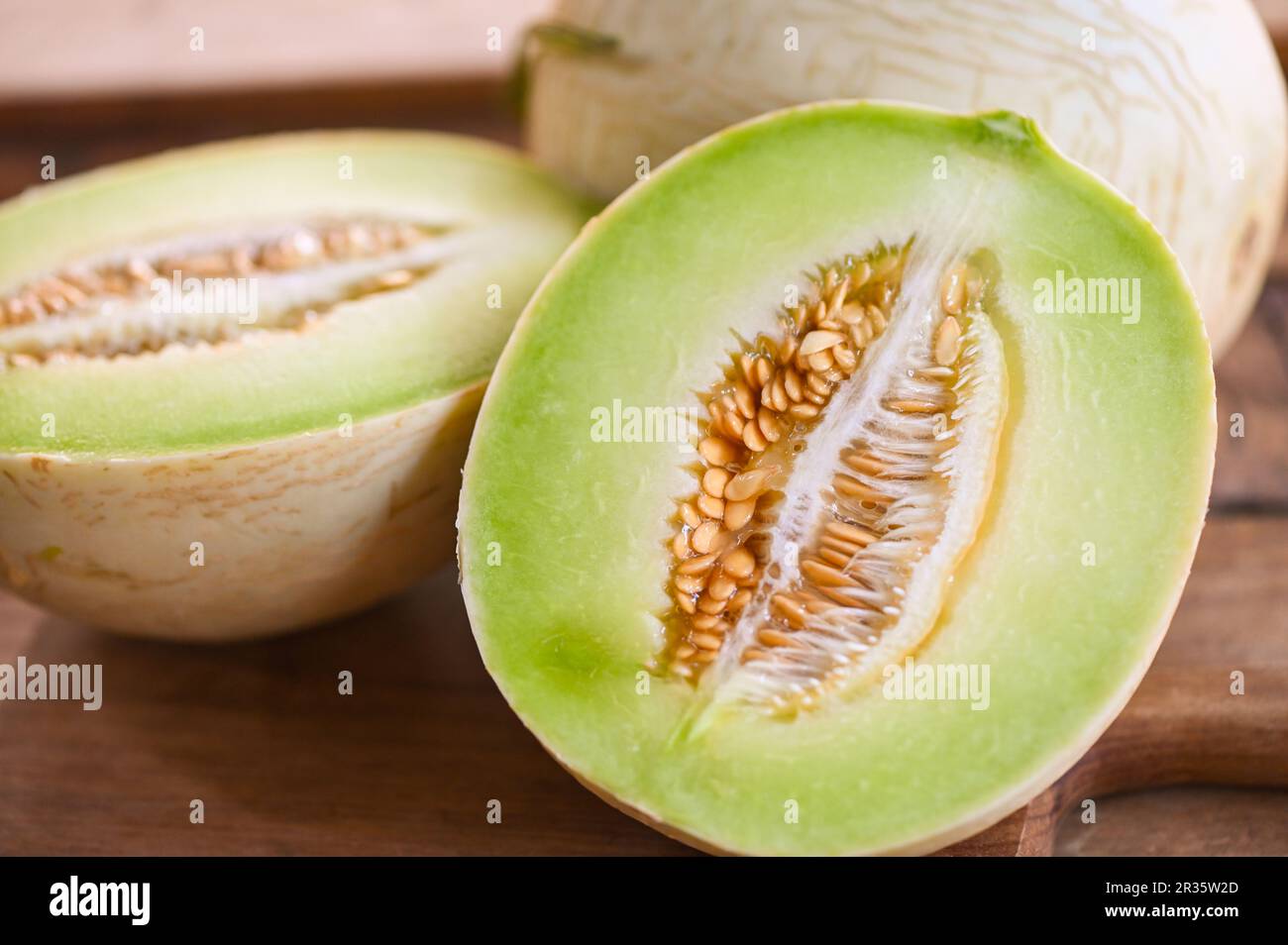 cantaloupe tailandese fetta di frutta per salute verde cantaloupe thailandia, melone cantaloupe su piatto di legno Foto Stock