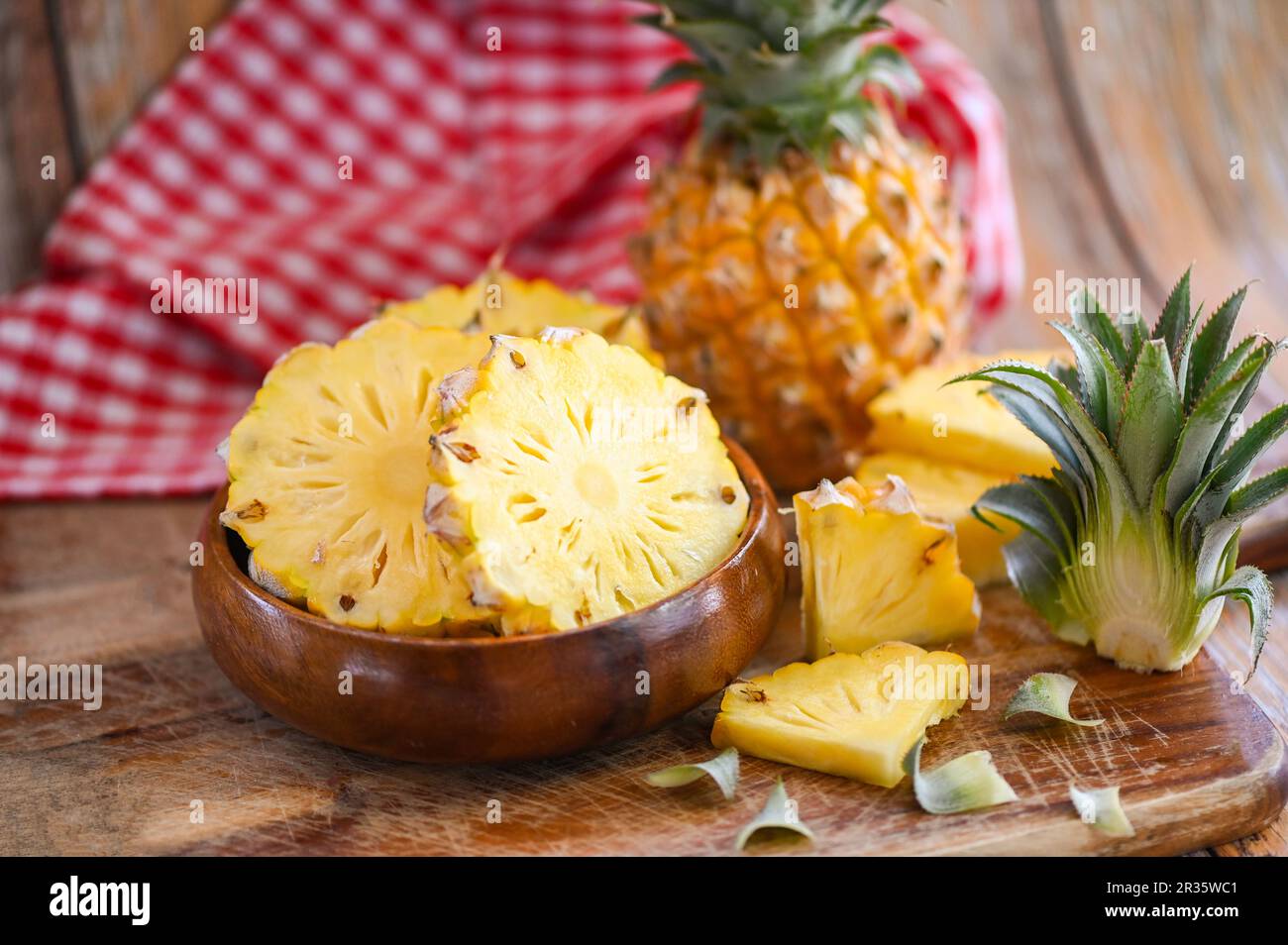 fetta di ananas sul piatto per cibo frutta matura ananas su sfondo di legno, ananas fresco frutta tropicale estate Foto Stock