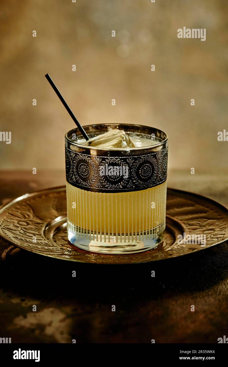 Penicillina cocktail realizzato con zenzero candito, scotch whisky e succo di limone Foto Stock