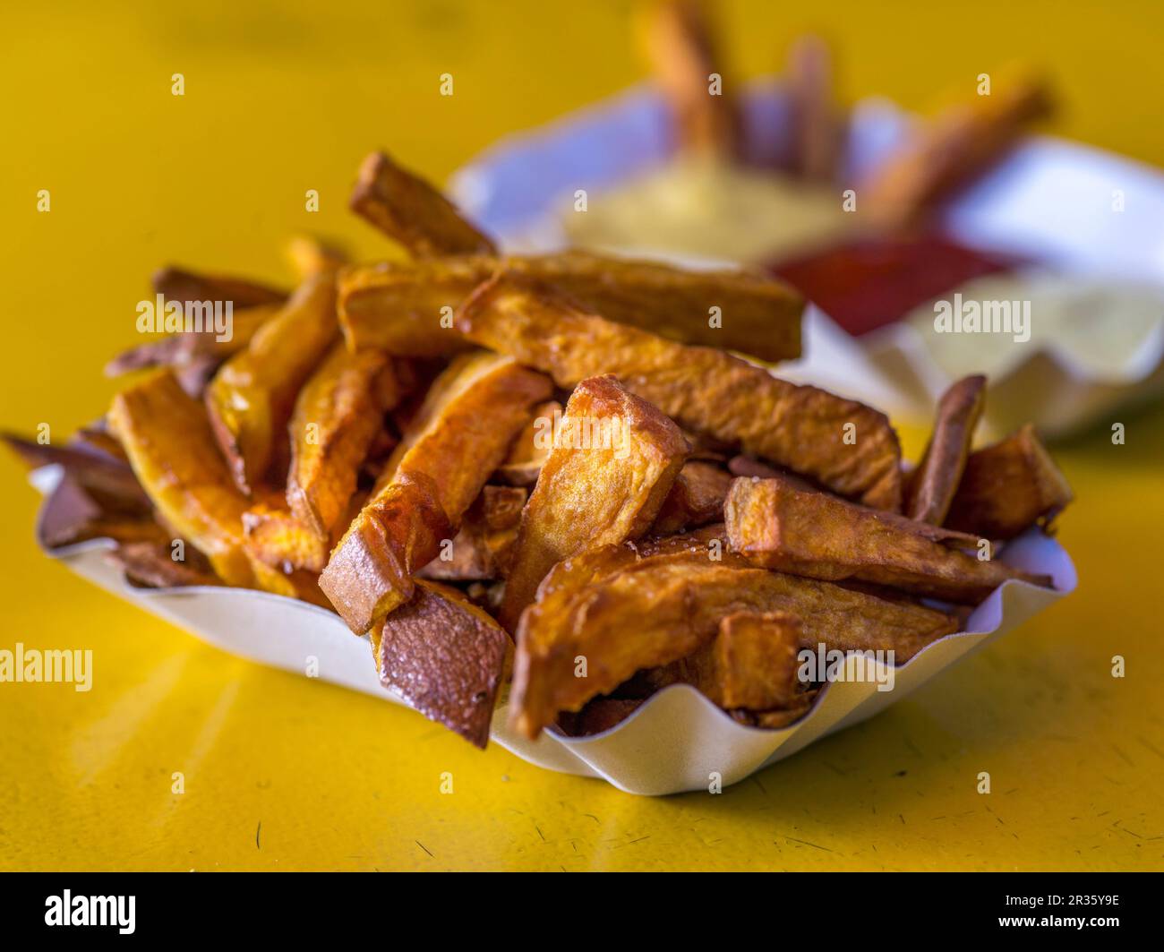 Chip con senape e ketchup e maionese Foto Stock