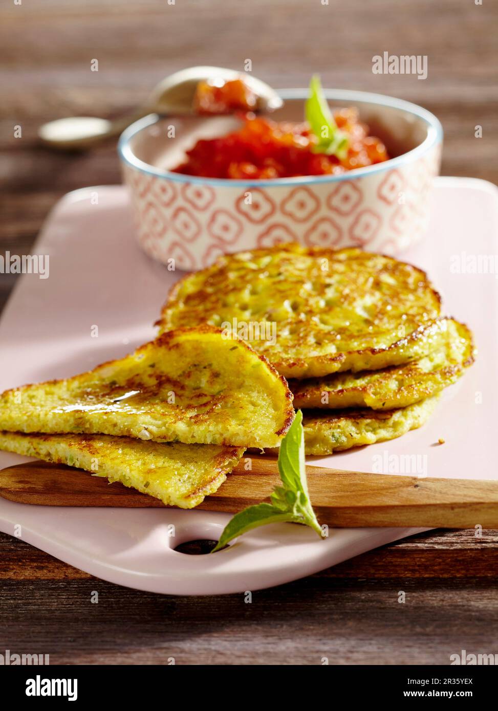 Frittelle piccanti di quark con insalata di pomodoro Foto Stock