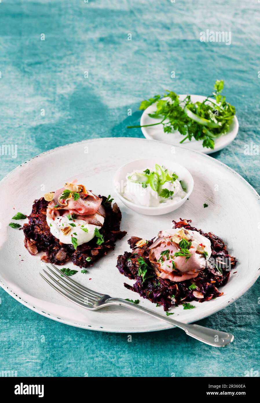 Frittella di patate dolci rosse con arrosto di manzo e crème fraîche Foto Stock