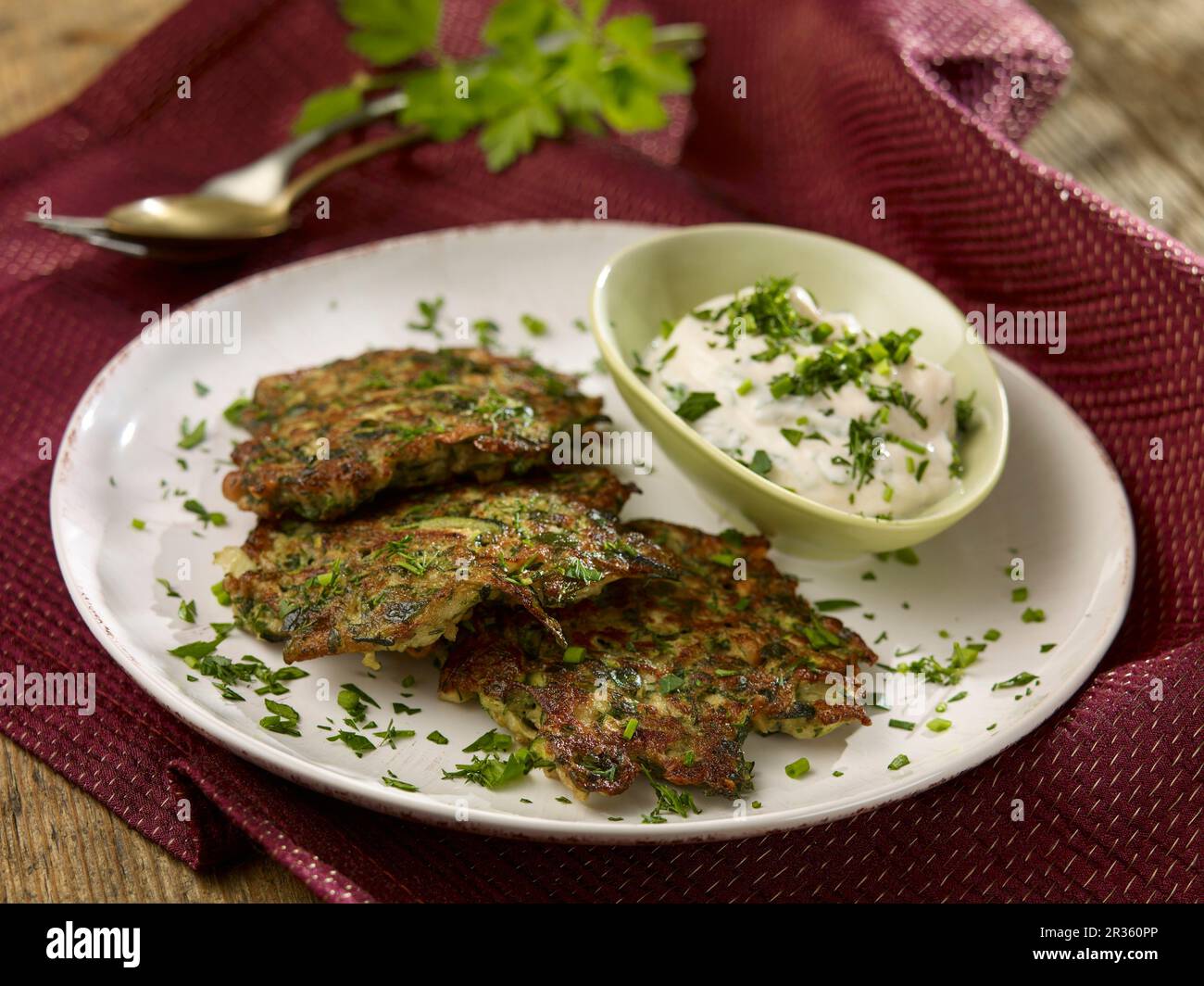 Frittelle di zucchine con quark alle erbe Foto Stock