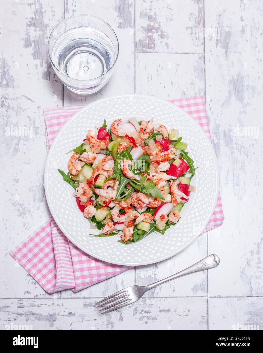 Insalata di rucola con gamberi, ravanelli e peperoncino dolce Foto Stock