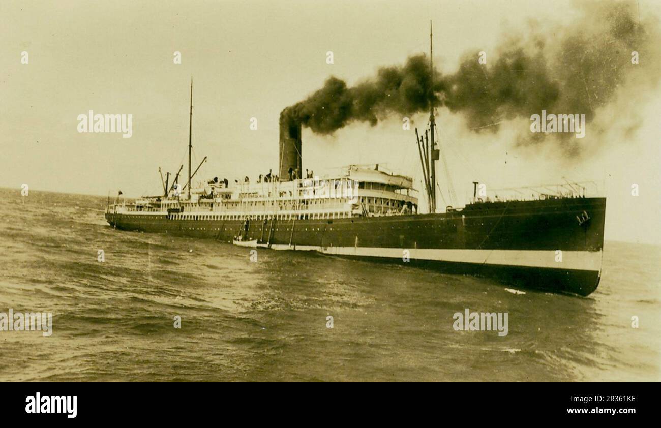 I passeggeri di RMS Tahiti portano alle imbarcazioni di salvataggio mentre la nave affonda nell'agosto 1930 a causa di un'allagamento causato da un albero di trasmissione rotto. Il famoso e popolare vaporetto RMS Tahiti affondò 400 miglia nautiche ad ovest di Raratonga durante un viaggio da Sydney a San Francisco. Le SS Ventura e SS Penbryn erano a disposizione per aiutare un salvataggio a metà oceano, e non sono state perse vite umane. Foto Stock