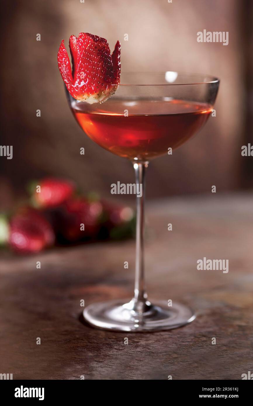 Un cocktail alla fragola e al bourbon Foto Stock