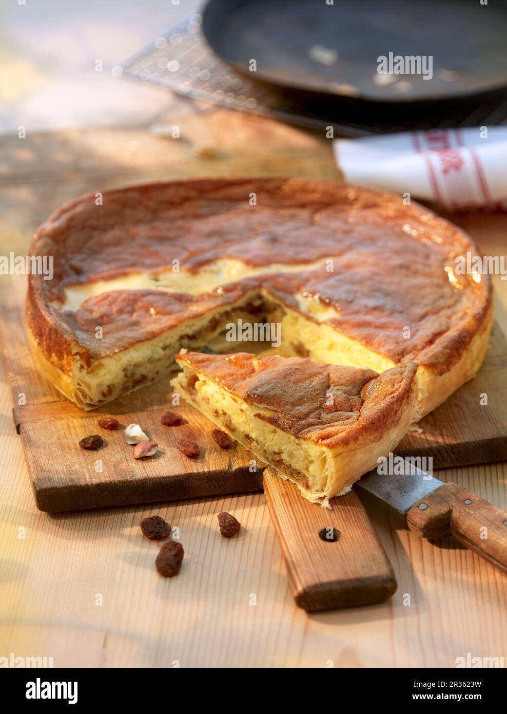 Svizzero di mandorla dolce con uva sultanina, pasta sfoglia, mandorle e albume sbattuto Foto Stock