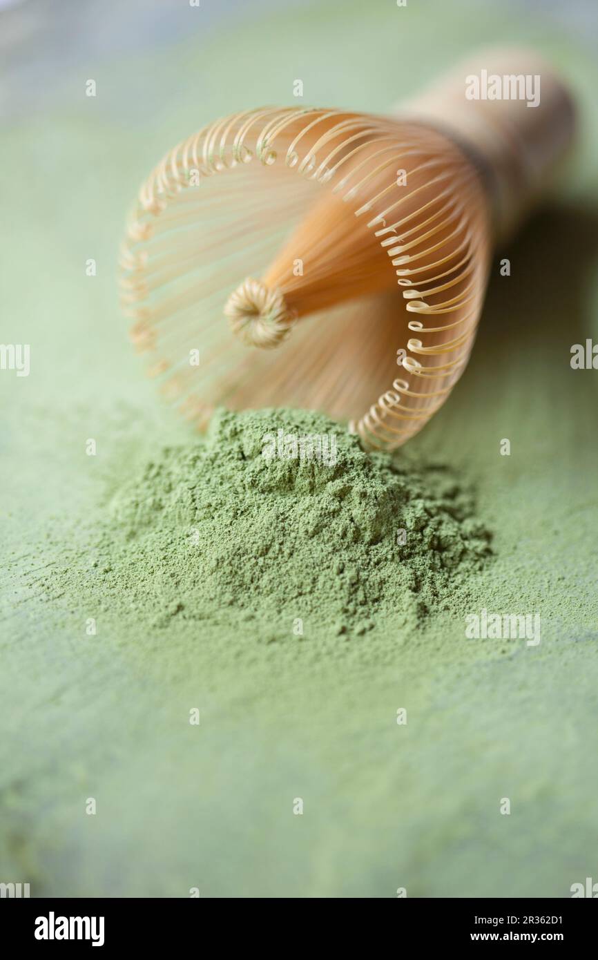 Matcha giapponese in ciotola con frusta Matcha Foto stock - Alamy