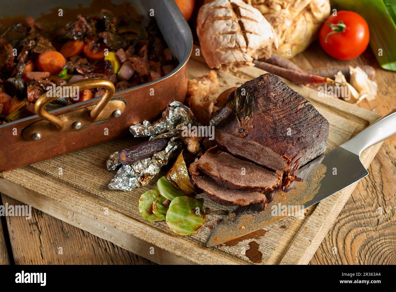 Manzo brasato al vino rosso con carote, cavolo bianco e pasta madre sbriciolati Foto Stock