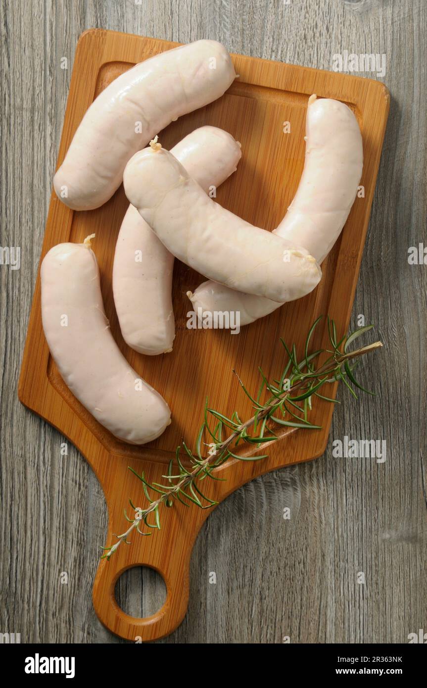 Boudin Blanc (salsiccia bianca francese) su un asse di legno Foto Stock