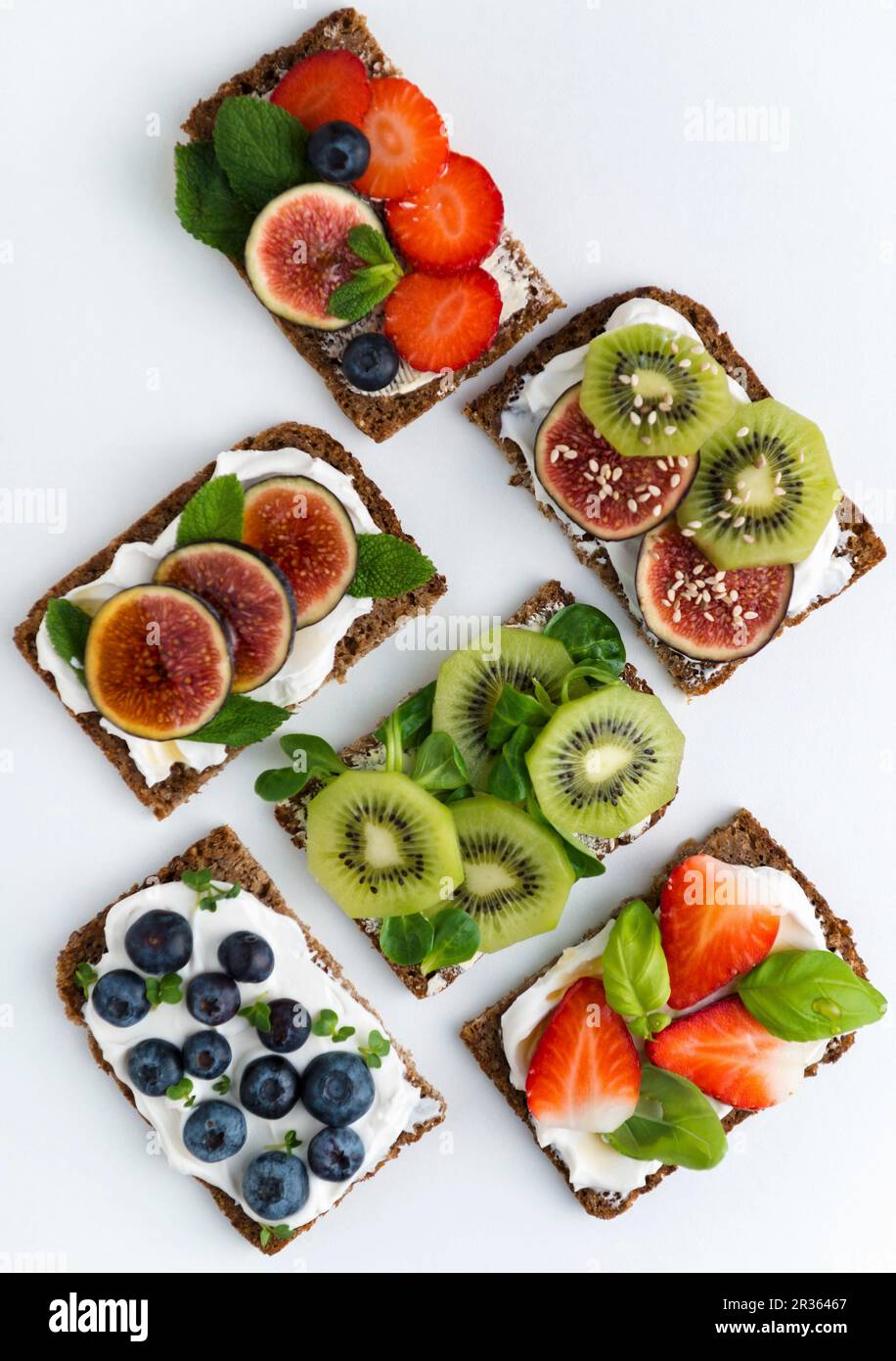 Sandwich integrali all'aperto con squali di soia e frutta varia Foto Stock