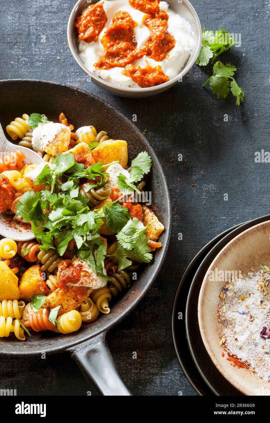 Pasta fritta colorata con zucca e harissa speziata Foto Stock