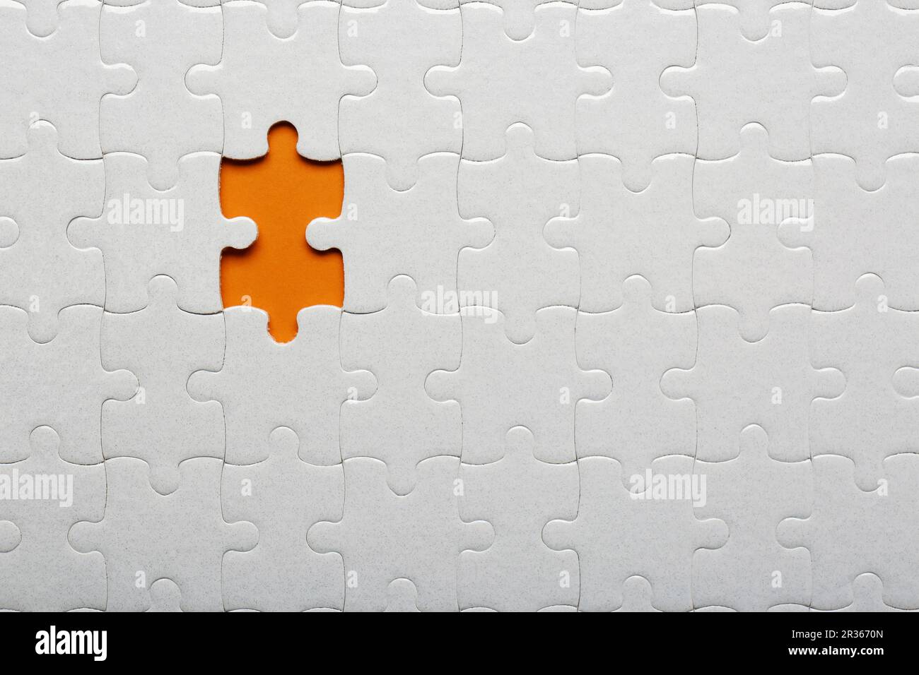 Processo di reclutamento, ricerca del candidato migliore. Puzzle pezzi assemblati con uno mancante, vista dall'alto Foto Stock