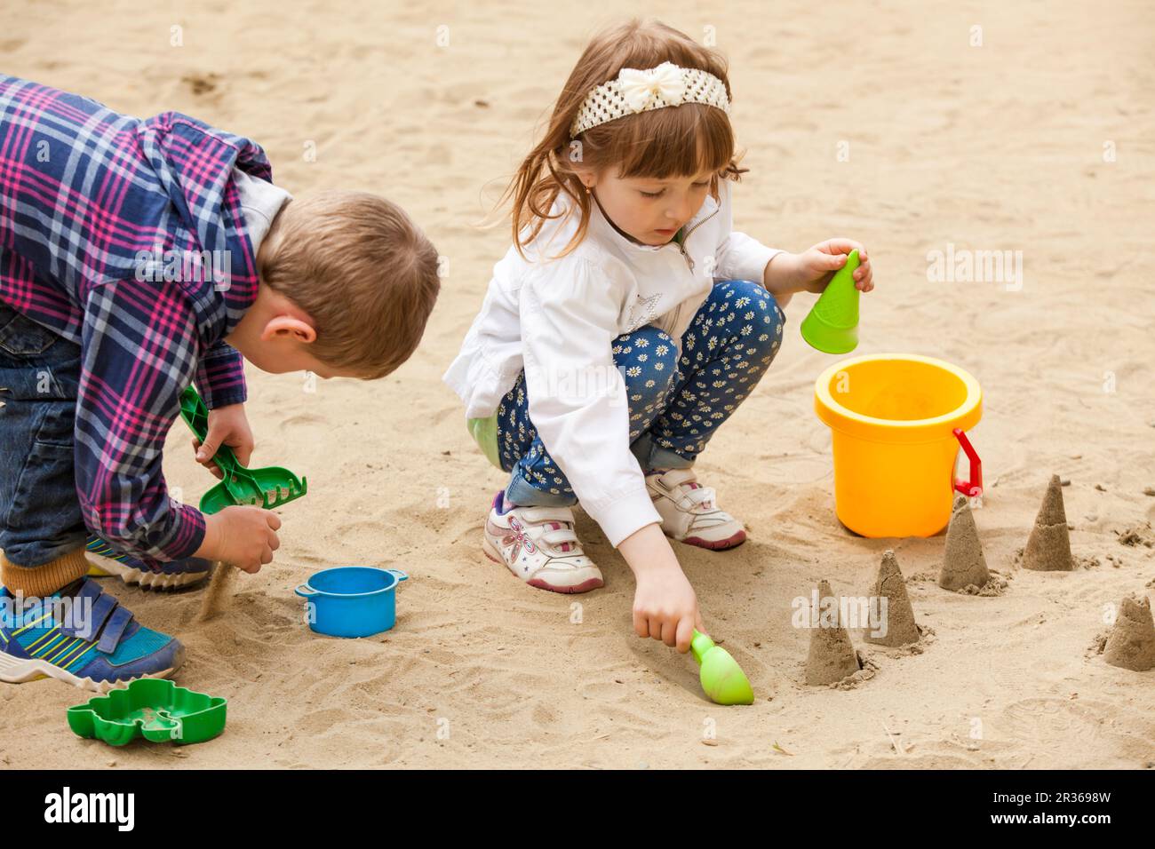 Bambini che giocano in una sandbox Foto Stock