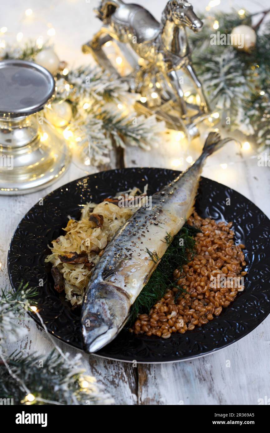 Sgombro con cavolo bianco e grani per Natale Foto Stock