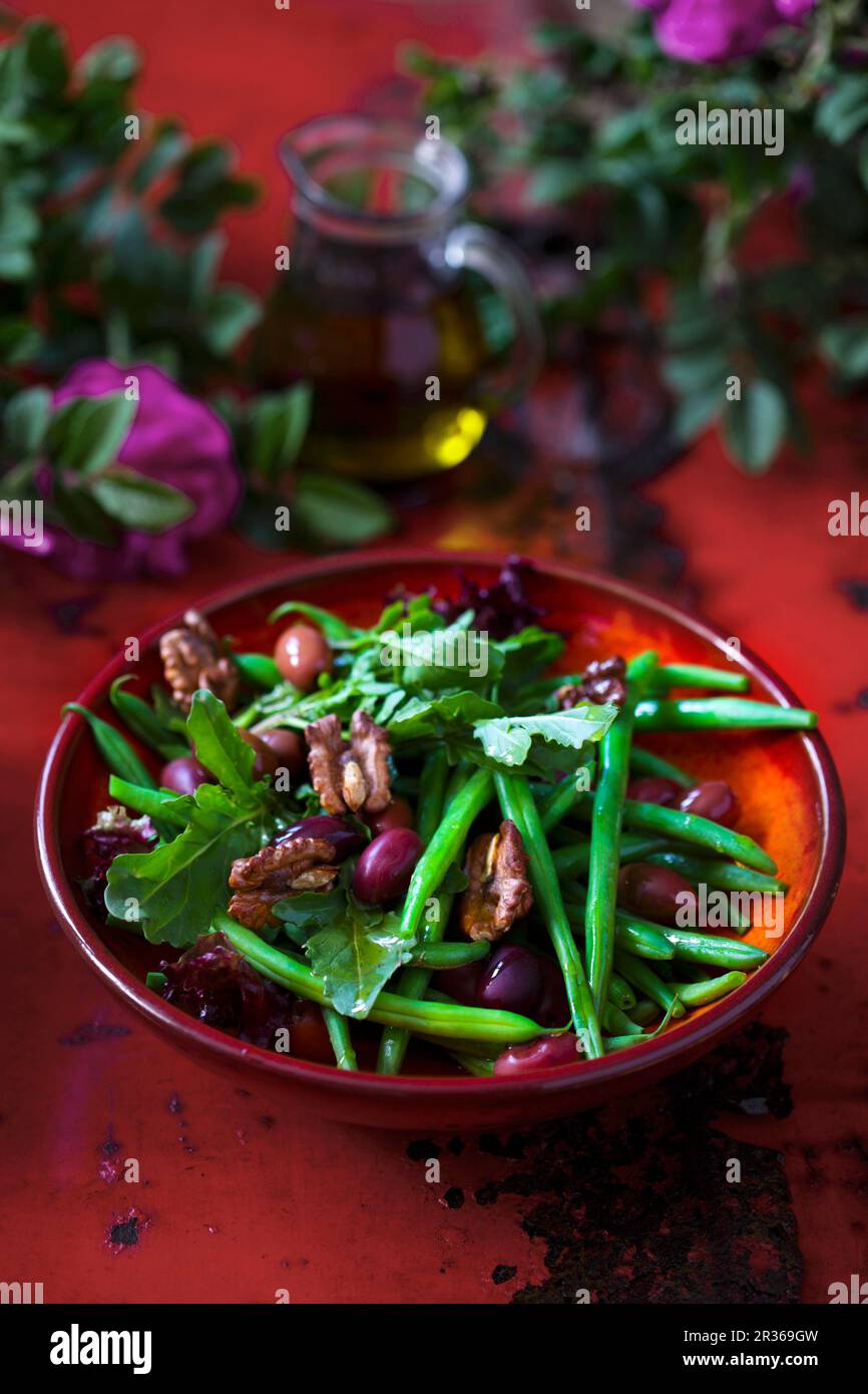 Insalata di fagioli verdi con rucola, olive e noci Foto Stock