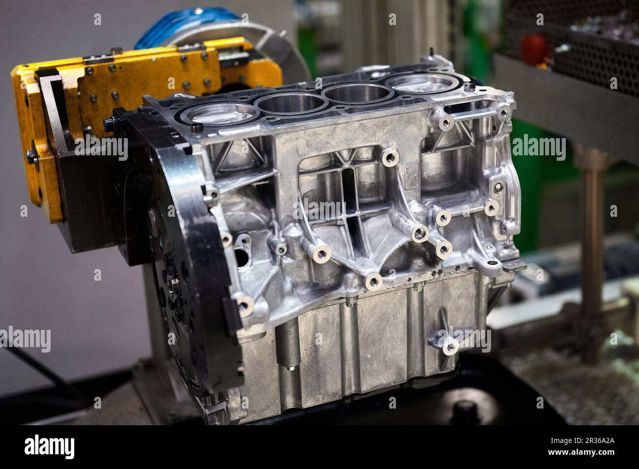 Monoblocco del motore con pistoni installati in officina Foto Stock
