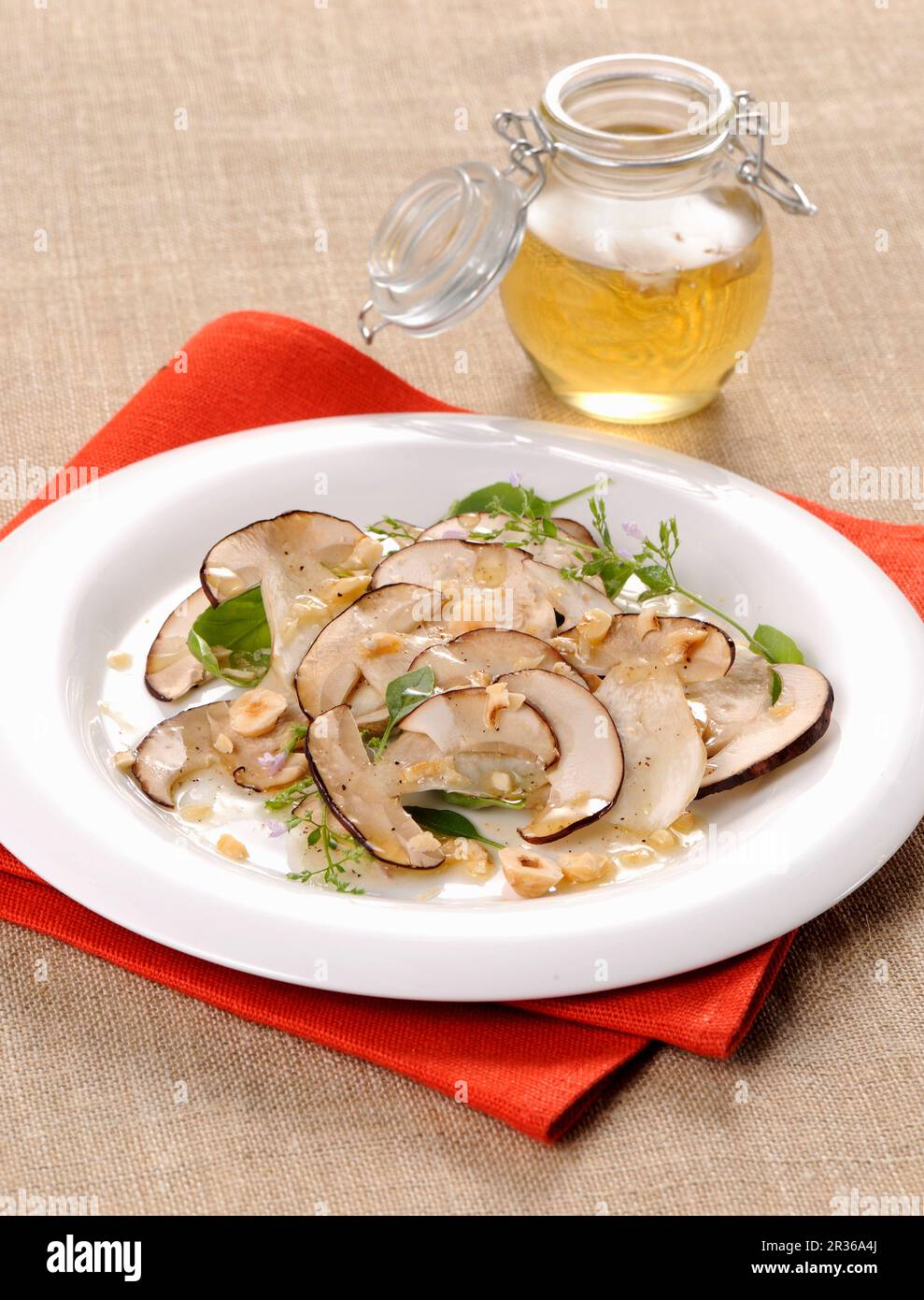 Carpaccio di funghi porcini con nocciole Foto Stock