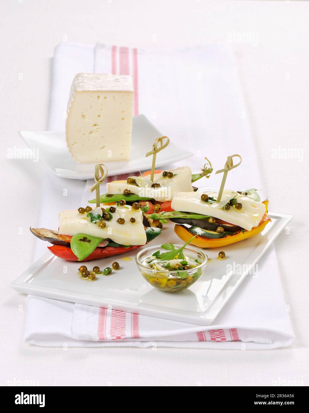 Barche di verdure a base di verdure alla griglia, formaggio di bufalo e pepe verde Foto Stock