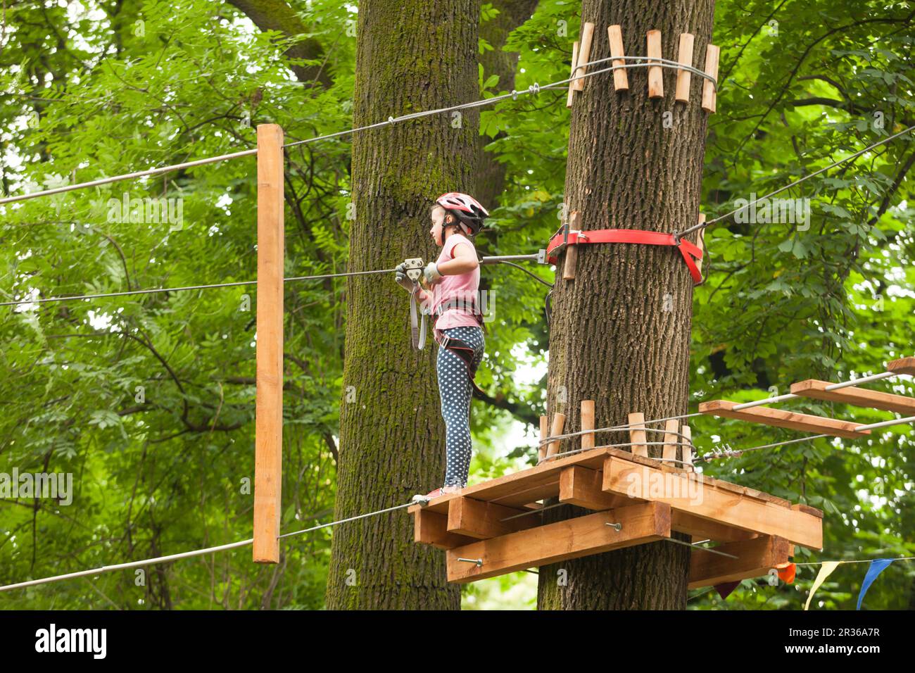 Bambino in un parco giochi avventura Foto Stock