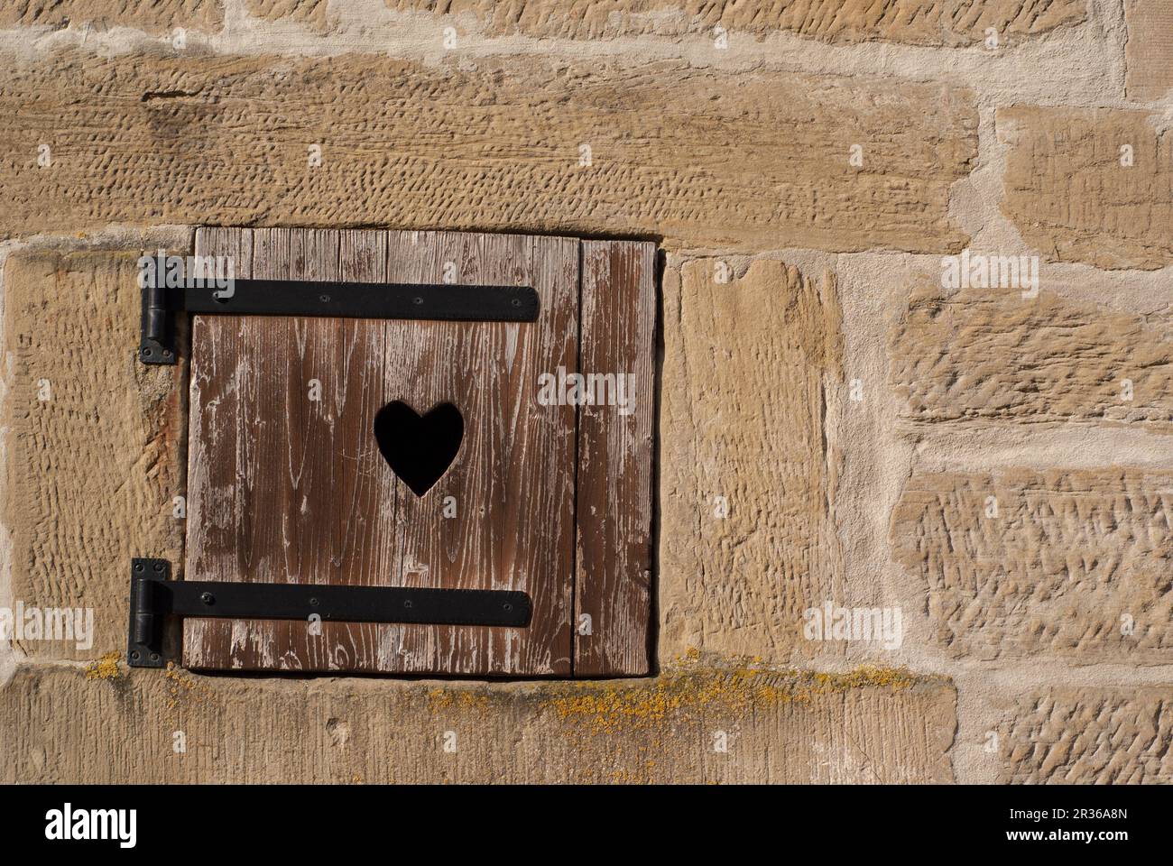 Finestra di stallo con figura di cuore, Bibersfeld, Baden-Wuerttemberg, Germania Foto Stock