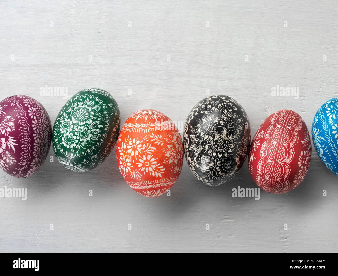 Sorbian uova di Pasqua su una superficie bianca Foto Stock