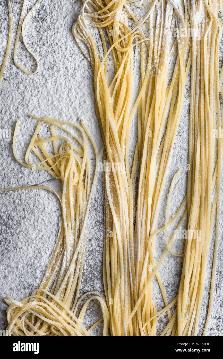 Tagliatelle appena fatte (vista dall'alto) Foto Stock