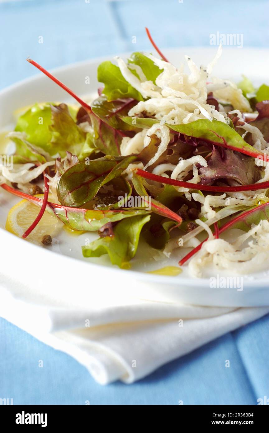 Insalata con bianchetti fritti (insalata con giovani pesce fritto, Italia) Foto Stock