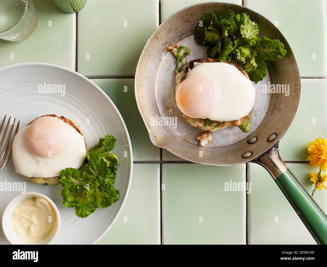 Uova fritte su frittelle di verdure Foto Stock