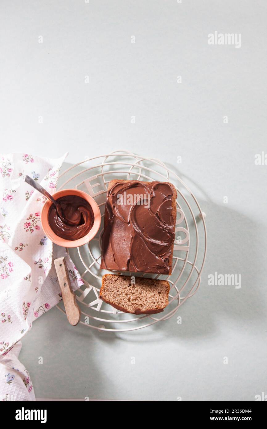 Torta al cioccolato vegana su una griglia Foto Stock