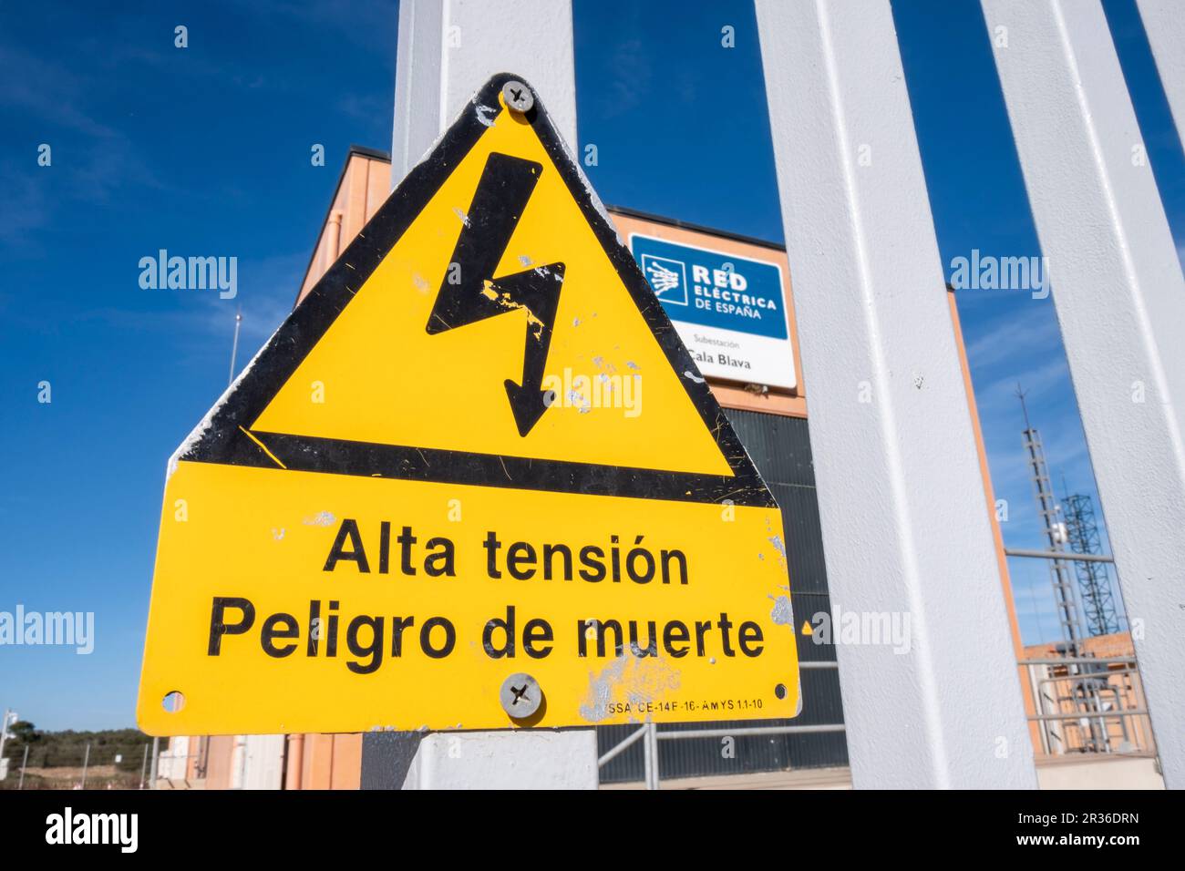 Avvertimento di alta tensione con pericolo di morte, sottostazione Cala Blava, rete elettrica di Spagna, Llucmajor, Mallorca, Isole Baleari, Spagna. Foto Stock