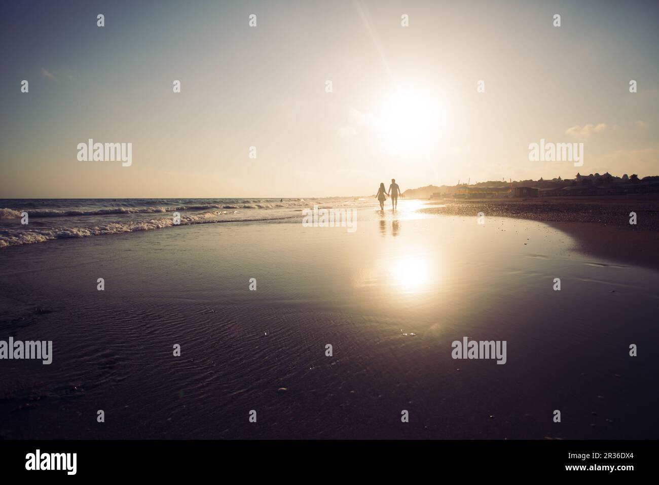 Giovane coppia romantica presso la costa Foto Stock