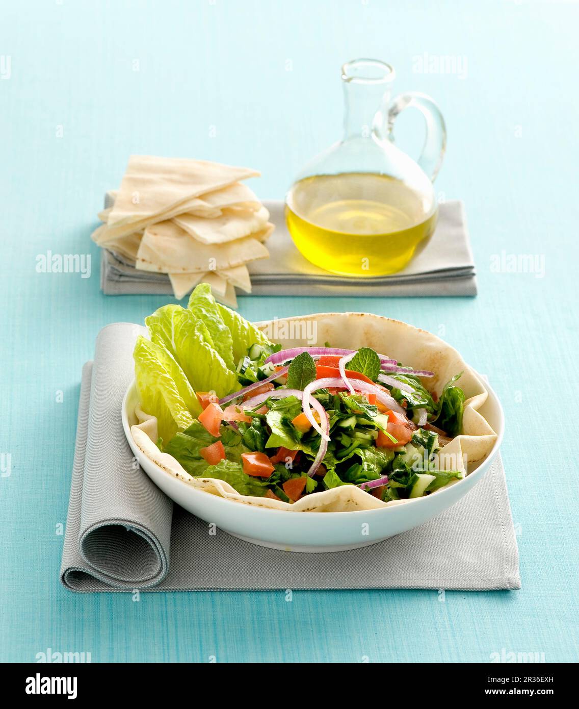 Un'insalata mista servita su pane arabo senza lievito Foto Stock