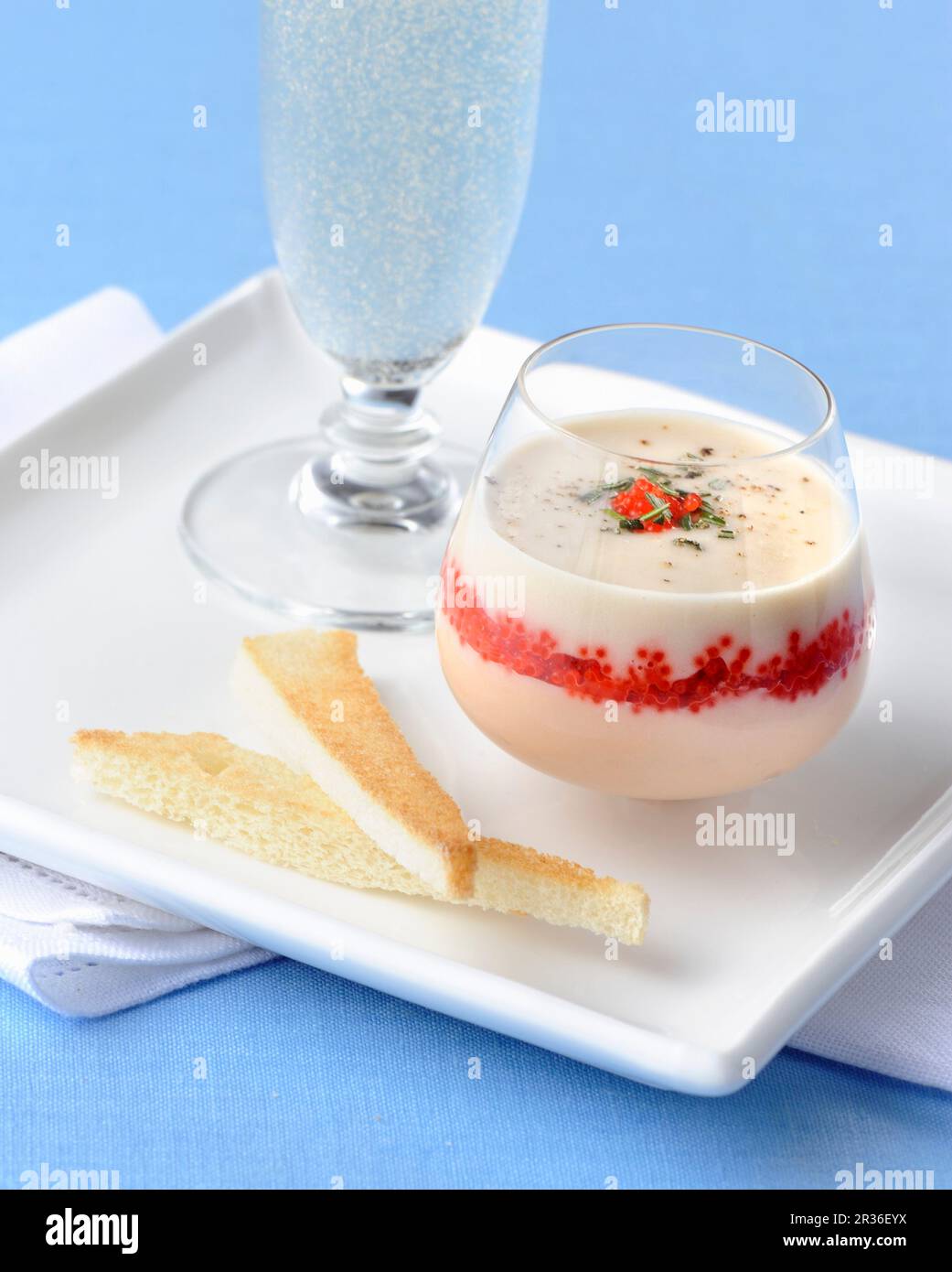 Mousse piccante con caviale rosso servita con Prosecco Foto Stock