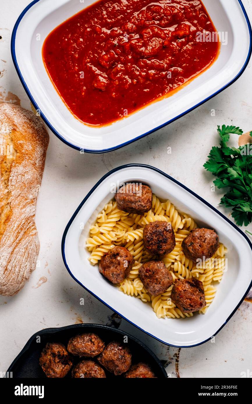 Fusilli con polpette e salsa di pomodoro Foto Stock