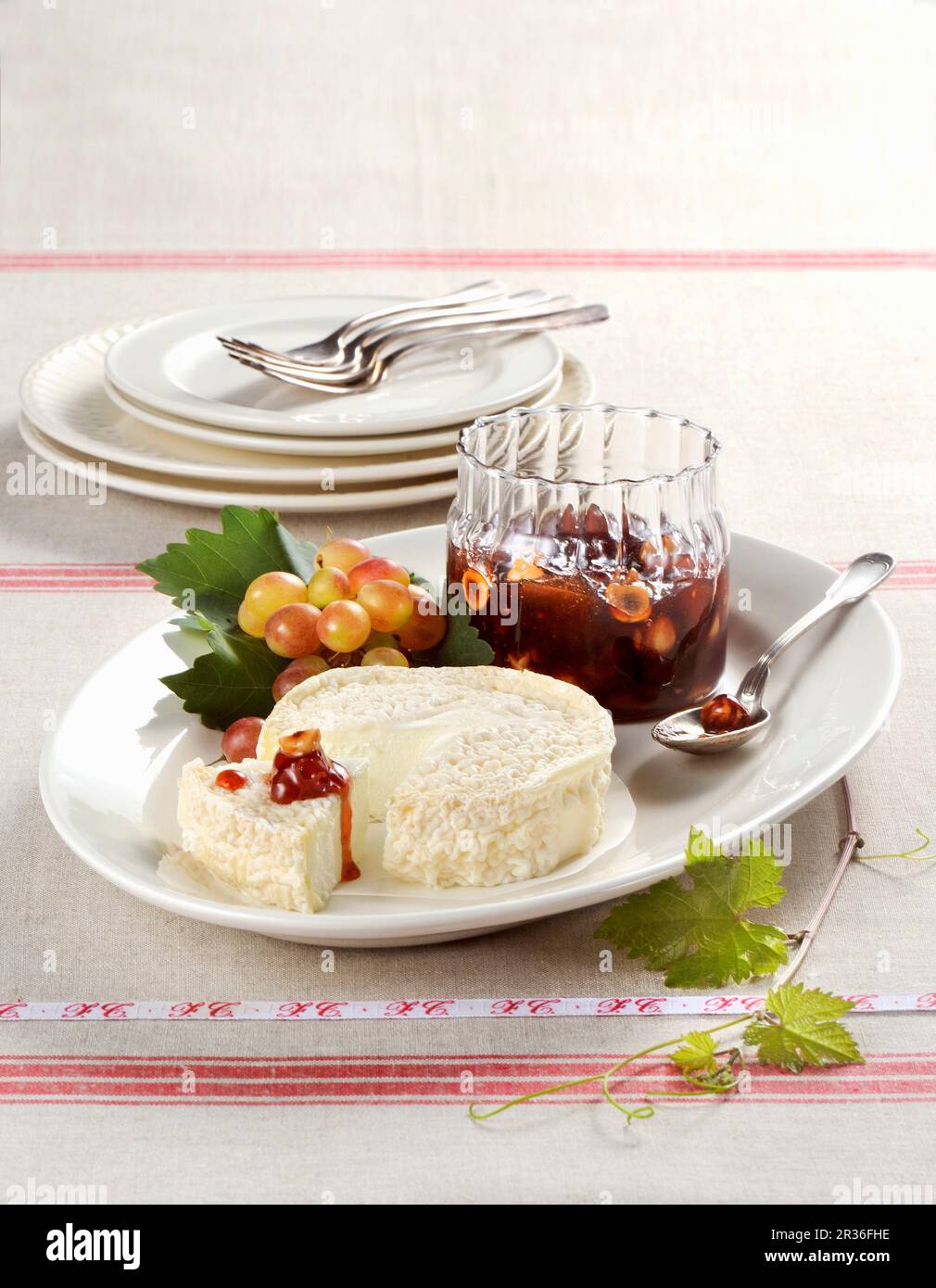 VRobiola con composta di uva e nocciole (robiola con una grande e nocciola composta, Italia) Foto Stock