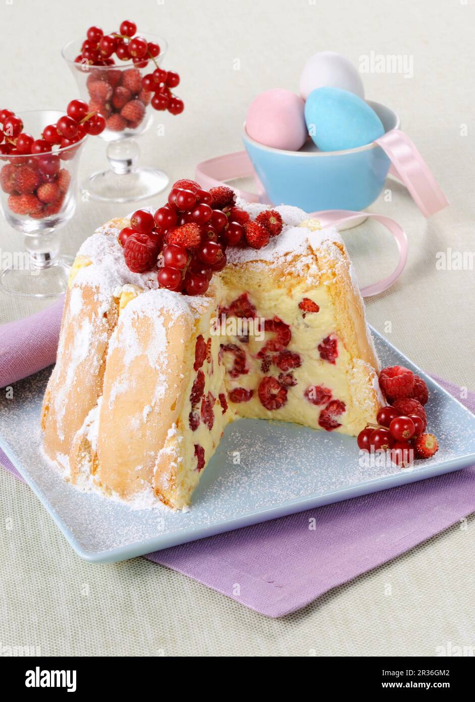 Charlotte fredda con crema alla vaniglia e frutti di bosco freschi Foto Stock