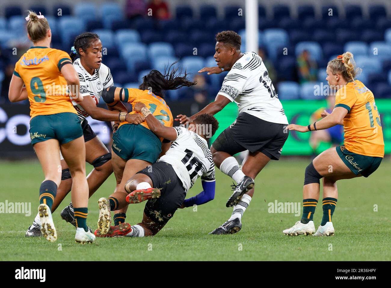 Cecilia Smith dei Wallaroos Australiani è affrontata durante la partita internazionale delle donne di rugby tra Australia e Figi allo stadio Allianz lo scorso maggio Foto Stock